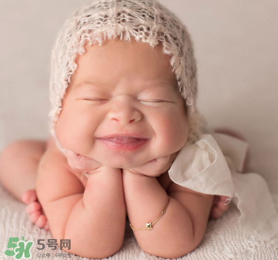 新生兒要多抱抱嗎？新生兒應(yīng)該是多抱還是多躺？