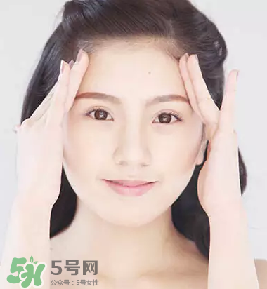 抬頭紋太重怎么辦？撫平抬頭紋只需這幾招