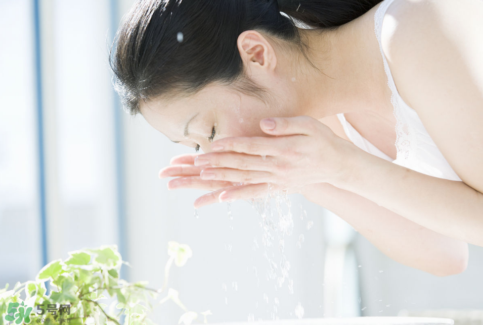 抬頭紋太重怎么辦？撫平抬頭紋只需這幾招