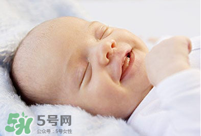 寶寶發(fā)燒出汗可以蓋被子嗎？寶寶發(fā)燒出汗了會(huì)退燒嗎？