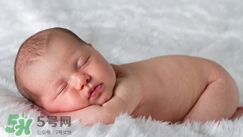 新生兒怎么睡覺姿勢正確？新生兒怎么睡頭型好看？