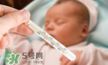 寶寶發(fā)燒睡著了要叫醒吃藥嗎？9個處理寶寶發(fā)燒的辦法