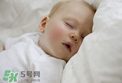 寶寶發(fā)燒睡著了要叫醒吃藥嗎？9個處理寶寶發(fā)燒的辦法
