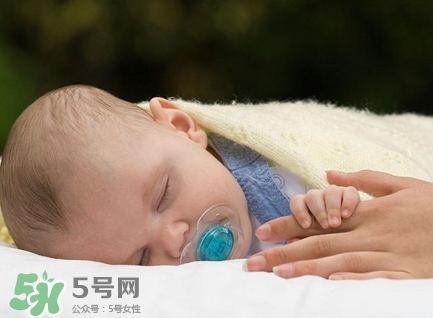 新生兒怎么睡覺姿勢正確？新生兒怎么睡頭型好看？