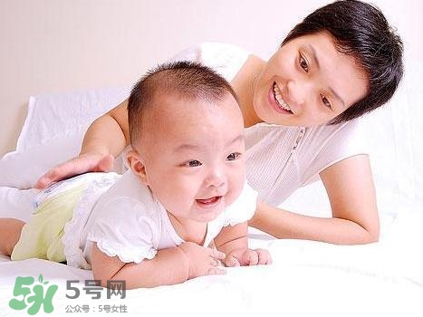 寶寶發(fā)燒出汗可以蓋被子嗎？寶寶發(fā)燒出汗了會(huì)退燒嗎？