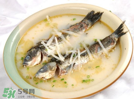 鯽魚湯里可以放什么菜最好？鯽魚燉湯放什么菜？