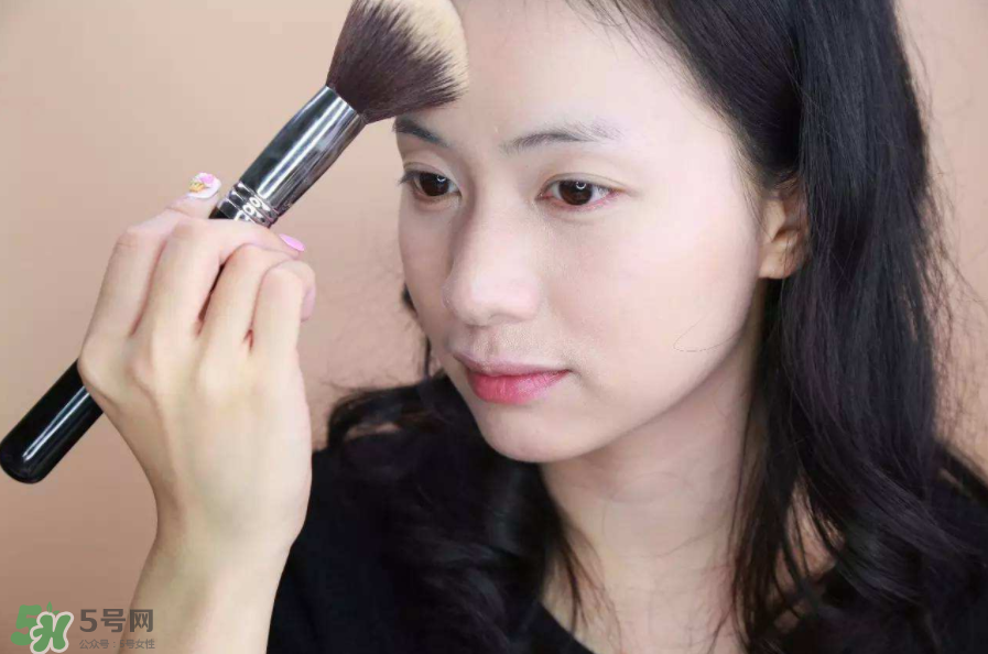 定妝噴霧好還是散粉？定妝噴霧在散粉后用嗎？