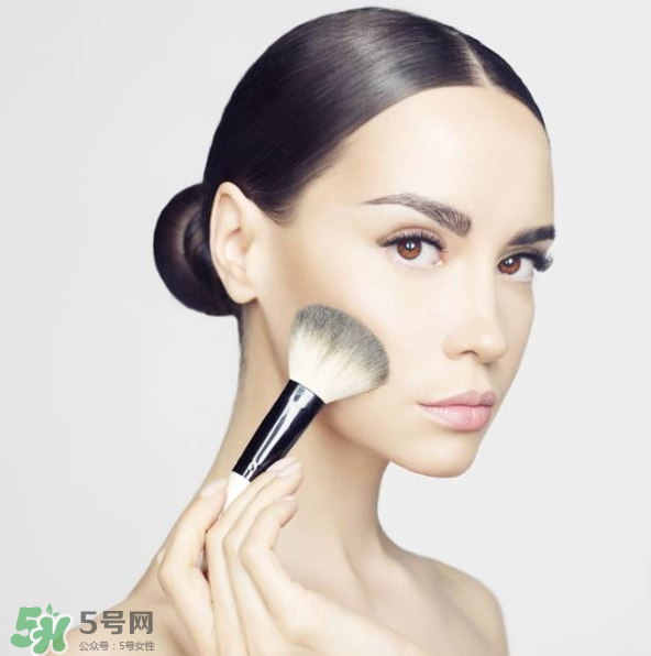 涂了防曬再上散粉會(huì)搓泥嗎？防曬噴霧和散粉的先后順序 