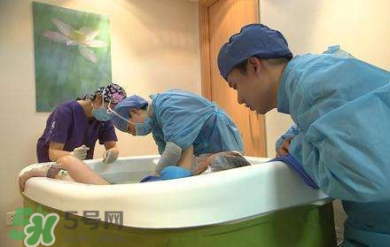 水中分娩時寶寶會嗆水嗎？水中分娩寶寶不會淹嗎？