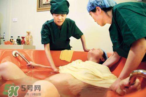 水中分娩時寶寶會嗆水嗎？水中分娩寶寶不會淹嗎？