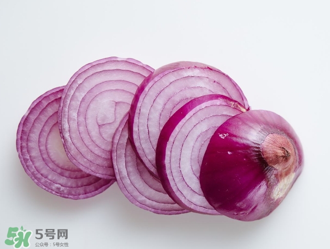 洋蔥榨汁能每天喝嗎？洋蔥汁能治什么?。?></p><h3>洋蔥汁的功效與作用</h3><p>1、提高消化力</p><p>洋蔥含有菊苣纖維，這是一種水溶性膳食纖維，可制造腸內(nèi)好菌，促進(jìn)腸道蠕動(dòng)。</p><p>2、可抑制過敏</p><p>洋蔥含有洋蔥素，具有很強(qiáng)抗氧化作用，其抗氧化能力是維他命E的50倍。和其他食物相比，洋蔥所含洋蔥素較易被人體吸收，也可在腸道內(nèi)停留較長(zhǎng)時(shí)間，可幫助改善過敏體質(zhì)，氣喘或過敏病患不妨試試。</p><p>3、改善呼吸道</p><p>洋蔥所含油分可以緩解咳嗽及支氣管炎，生洋蔥更是戰(zhàn)勝感冒的利器之一。</p><p style=