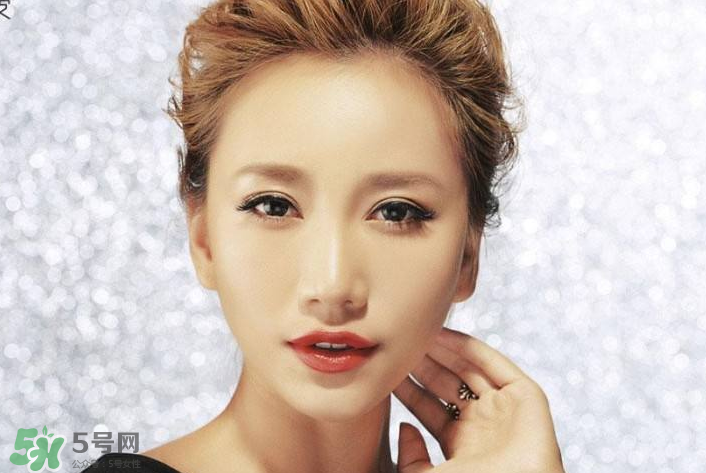 生理鹽水能泡隱形眼鏡嗎？生理鹽水能泡美瞳嗎？