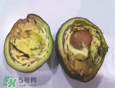 牛油果切開黑了能吃嗎？牛油果為什么會有黑點？