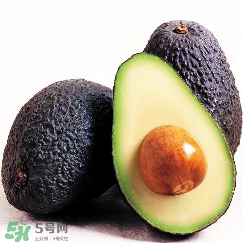 牛油果切開黑了能吃嗎？牛油果為什么會有黑點？