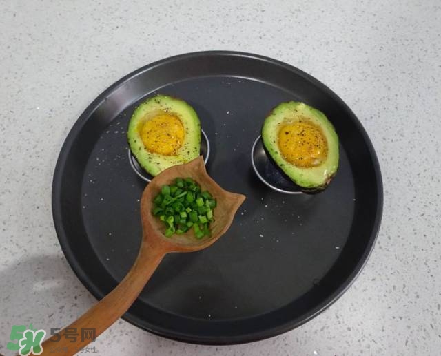 牛油果沙拉怎么做？牛油果沙拉用什么醬？