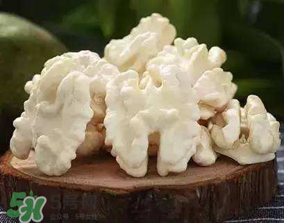新鮮核桃要剝皮嗎？剝皮時手變黑怎么清洗？
