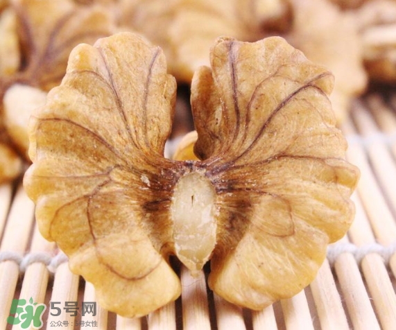 青皮核桃和干核桃哪個營養(yǎng)高？有什么區(qū)別？