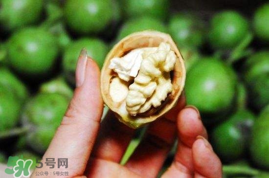 新鮮核桃要剝皮嗎？剝皮時手變黑怎么清洗？