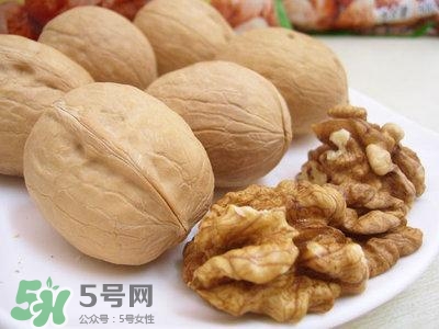吃核桃對頭發(fā)有什么好處？為什么吃核桃對頭發(fā)生長有好處？