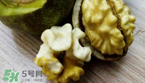 新鮮核桃要剝皮嗎？剝皮時手變黑怎么清洗？
