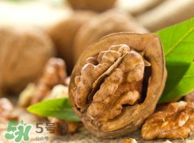 吃核桃對頭發(fā)有什么好處？為什么吃核桃對頭發(fā)生長有好處？