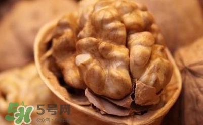 吃核桃對頭發(fā)有什么好處？為什么吃核桃對頭發(fā)生長有好處？