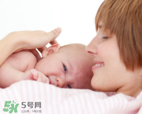 母乳寶寶一天大便幾次正常？母乳寶寶排便情況介紹