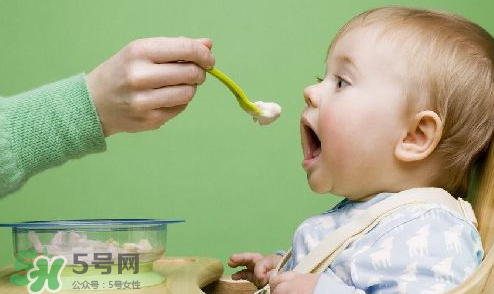 母乳寶寶幾個月添加輔食？母乳寶寶添加輔食的時間介紹