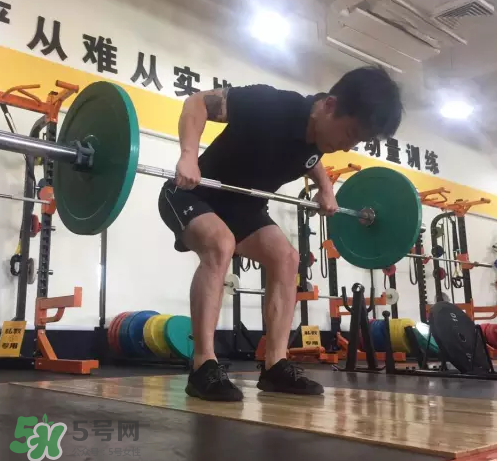 杠鈴劃船練哪里？杠鈴劃船重量怎么選？