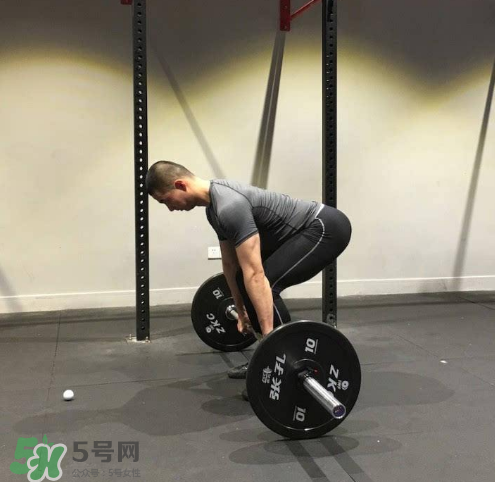 杠鈴劃船腰疼是什么原因？杠鈴劃船動作要領