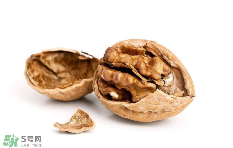 核桃對(duì)人體的四大功效是什么？核桃皮泡水有什么功效？