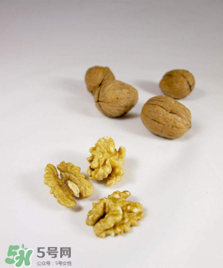 核桃對(duì)人體的四大功效是什么？核桃皮泡水有什么功效？