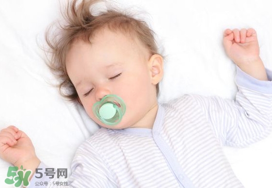 寶寶幾個月開始補鈣最合適？嬰幼兒幾個月的時候吃魚肝油