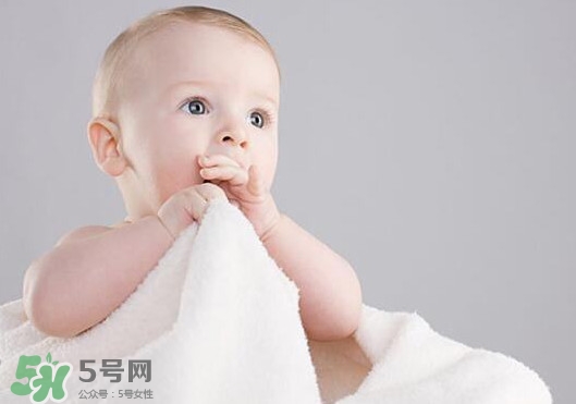 寶寶手指甲有白痕怎么回事？幼兒手指甲發(fā)白是缺鈣嗎