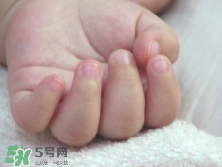 寶寶手指甲有白痕怎么回事？幼兒手指甲發(fā)白是缺鈣嗎
