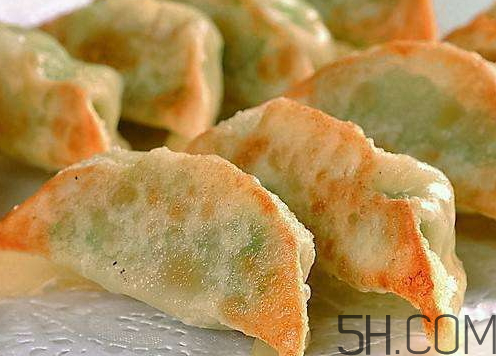 煎餃可以先蒸后煎嗎？煎餃?zhǔn)巧暹€是熟煎？