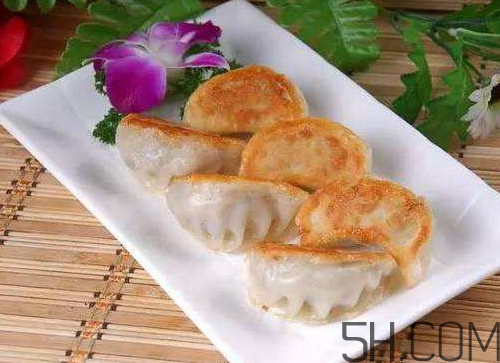 煎餃可以先蒸后煎嗎？煎餃?zhǔn)巧暹€是熟煎？