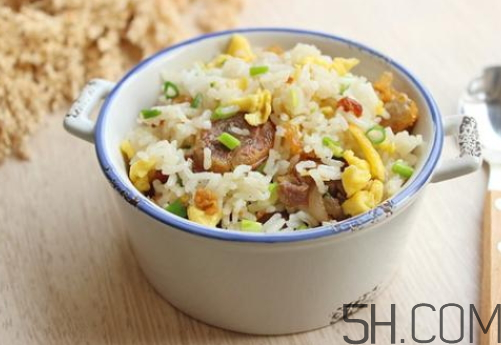 蛋炒飯可以放生抽嗎 蛋炒飯放生抽還是老抽？