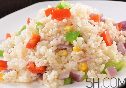 蛋炒飯為什么要用隔夜飯？蛋炒飯可以用熱飯嗎？