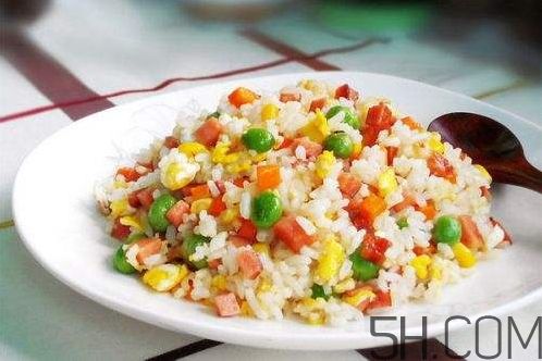 蛋炒飯為什么要用隔夜飯？蛋炒飯可以用熱飯嗎？