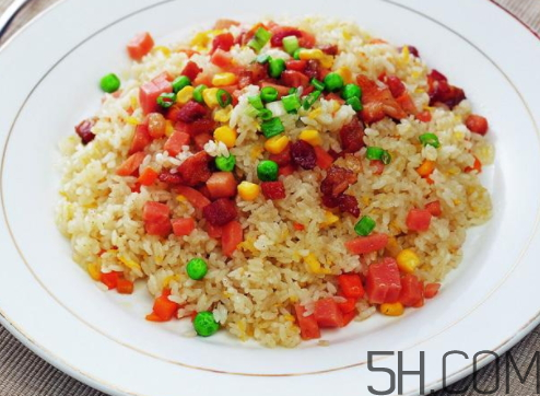 蛋炒飯?jiān)趺醇訜幔康俺达埼⒉t加熱多久？