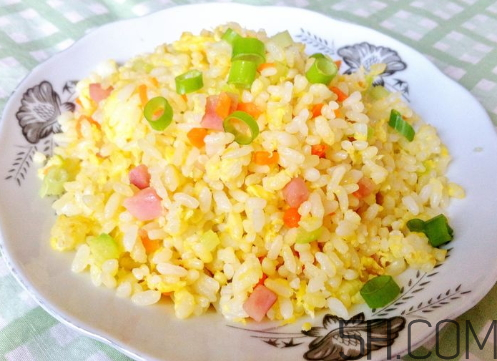 蛋炒飯?jiān)趺醇訜?？蛋炒飯微波爐加熱多久？