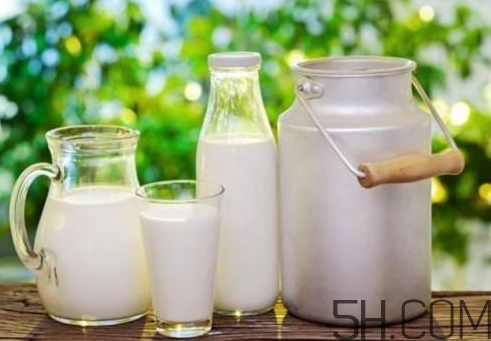 早上喝牛奶豐胸嗎？早上喝牛奶會(huì)胖嗎？
