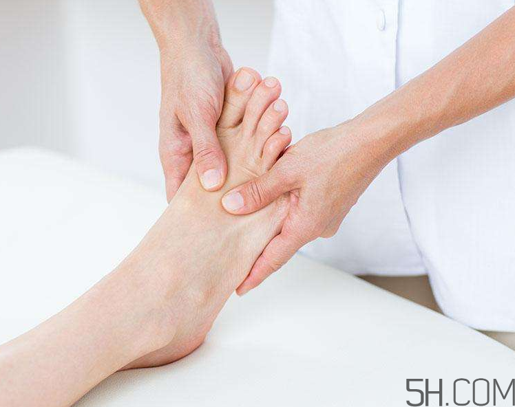 腳氣會(huì)引起灰指甲嗎？腳氣加灰指甲怎么治？