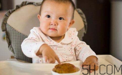 寶寶多大可以吃月餅？寶寶吃月餅會上火嗎？