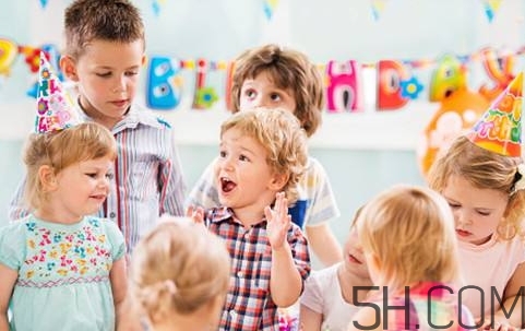 寶寶上幼兒園需要準(zhǔn)備什么？寶寶上幼兒園哭鬧怎么應(yīng)對(duì)？