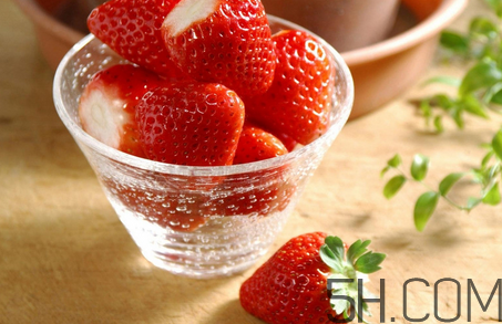 草莓怎么洗不會(huì)爛掉？草莓農(nóng)藥殘留為什么多？