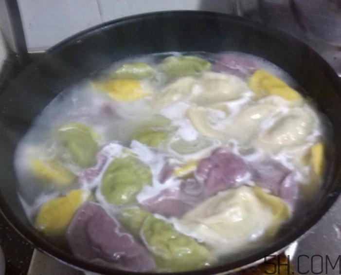 煮餃子用冷水還是熱水？煮餃子用大火還是小火？