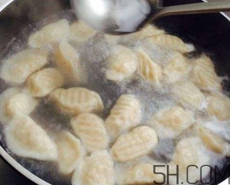煮餃子用冷水還是熱水？煮餃子用大火還是小火？