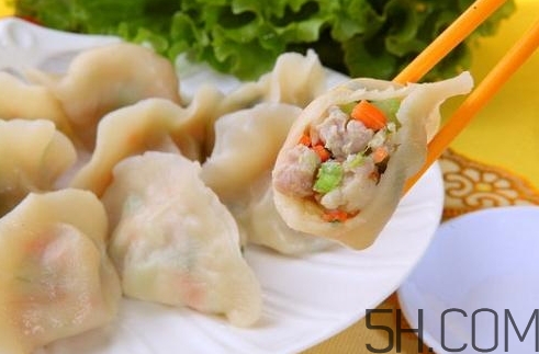 煮餃子用冷水還是熱水？煮餃子用大火還是小火？